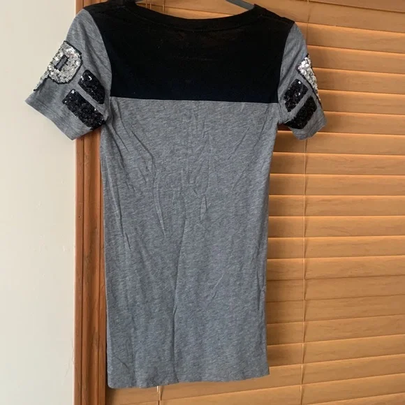 Black and grey t shirt with sequence on the sleeves - Picture 7 of 7